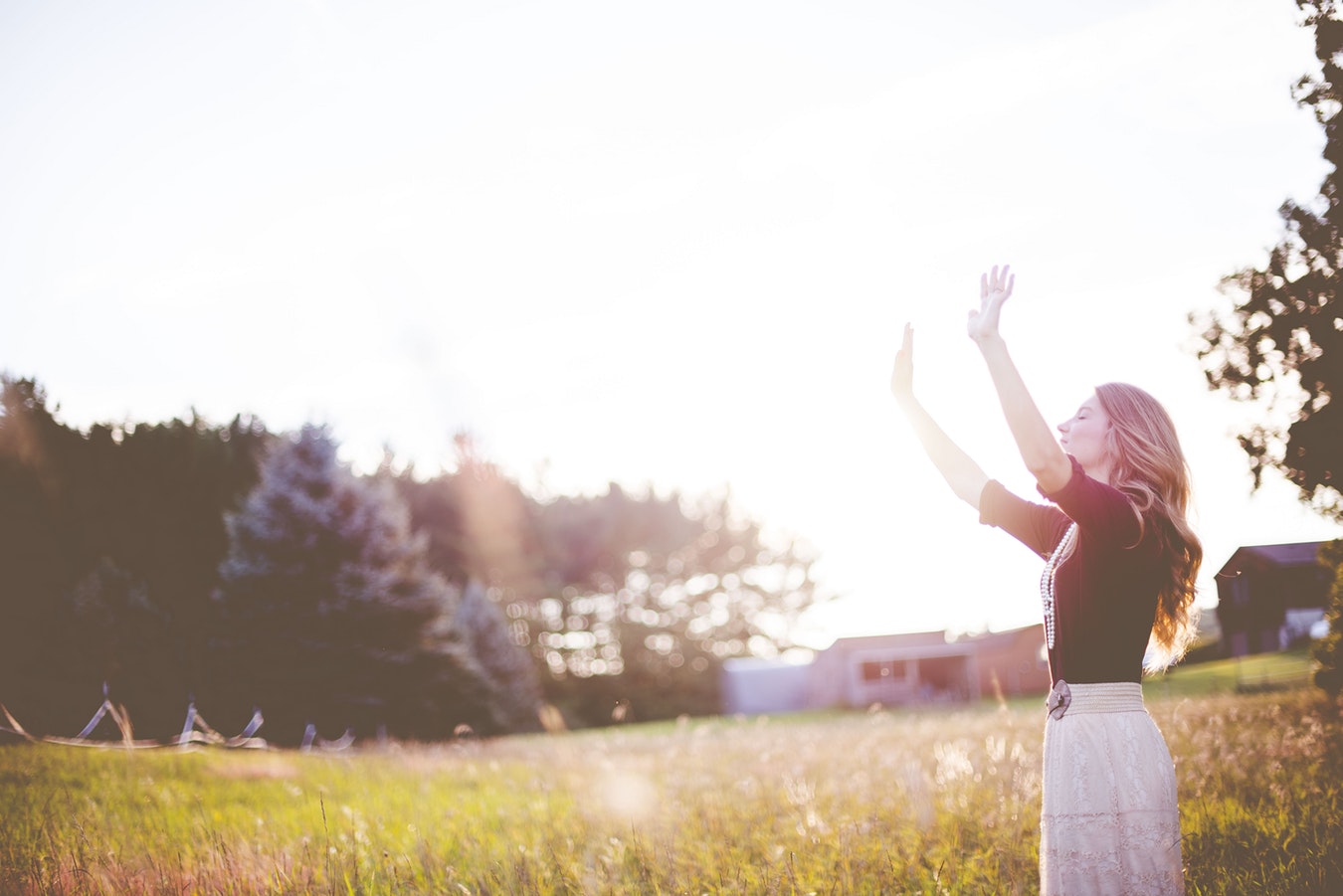 Image femme dans un paysage naturel avec soleil